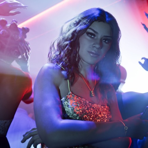 Lucia em imagem representativa da franquia Grand Theft Auto.