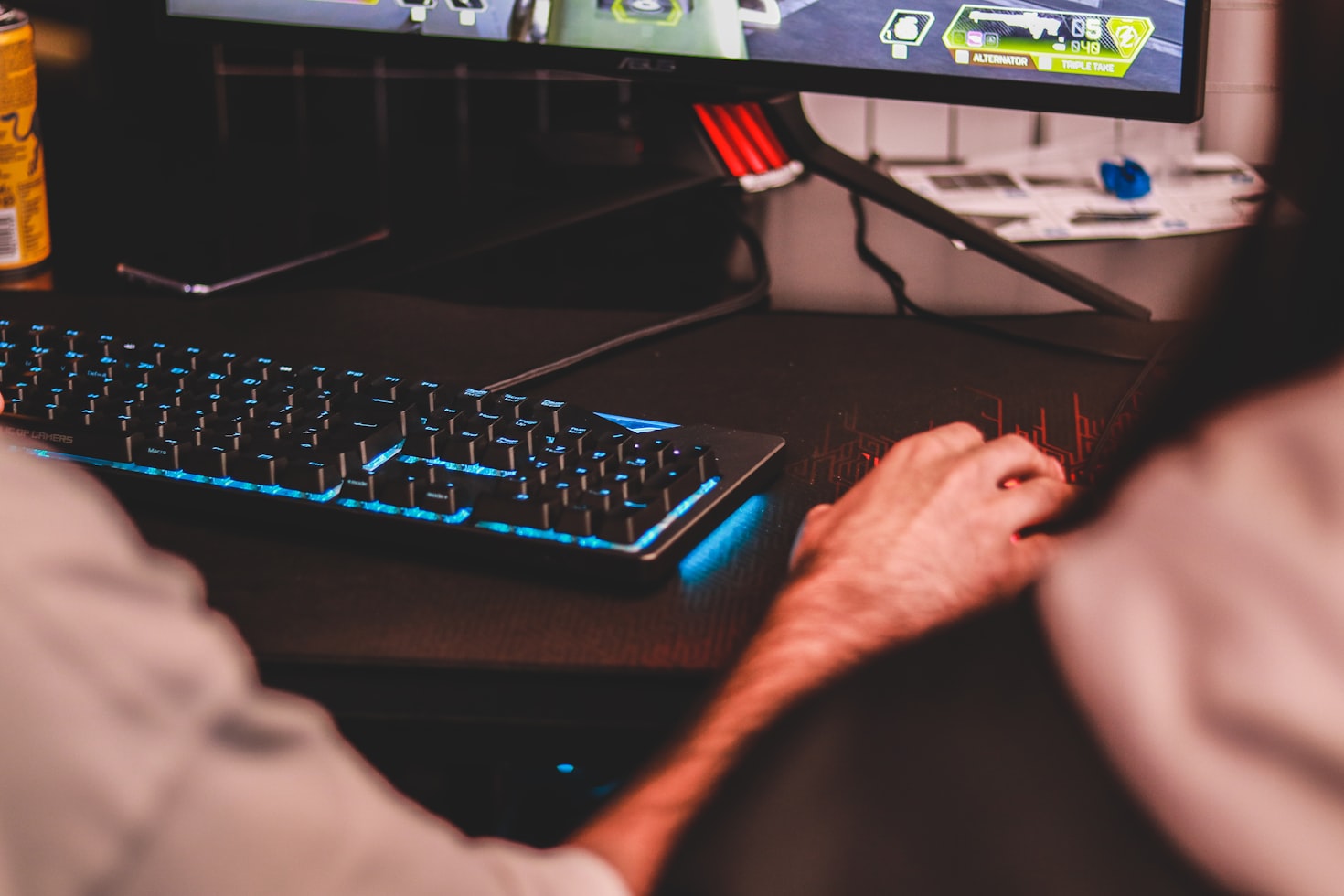 Person using a computer. Unsplash collection (Creative Commons).