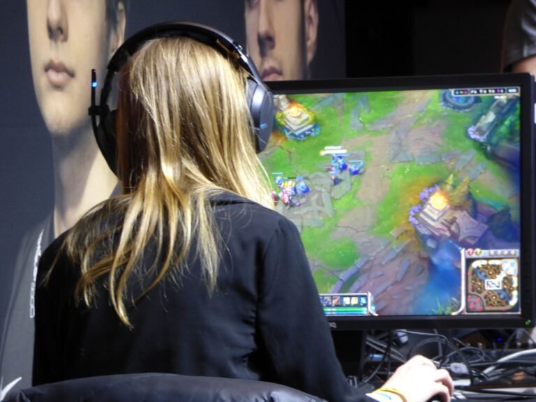 Woman gaming on a computer. PxHere collection (Creative Commons)