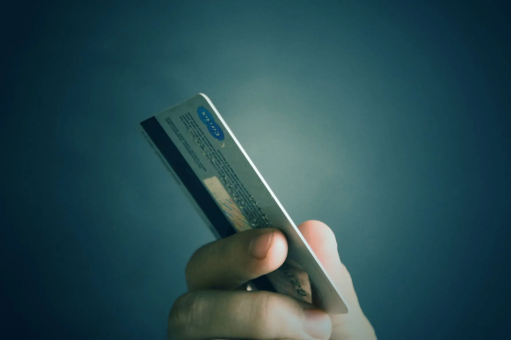 8 tips to avoid falling for financial scams online